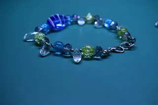 仿珠宝，艺术品，手镯，珠宝，彩色背景，摄影棚快照，室内，蓝色