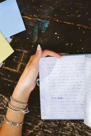 在桌子旁读日记的女人