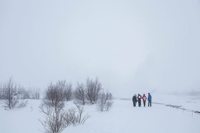 一组，四个人，步行，下雪，田野，白天，男人
