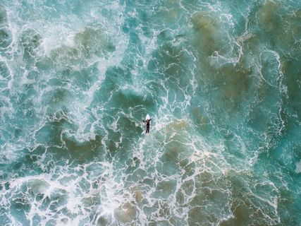 男子在水体上冲浪的鸟瞰照片