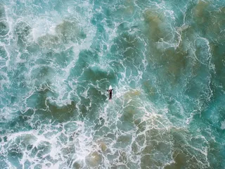 男子在水体上冲浪的鸟瞰照片