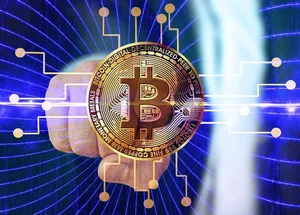 比特币、加密货币、货币、货币、手、保管、名片、棋盘