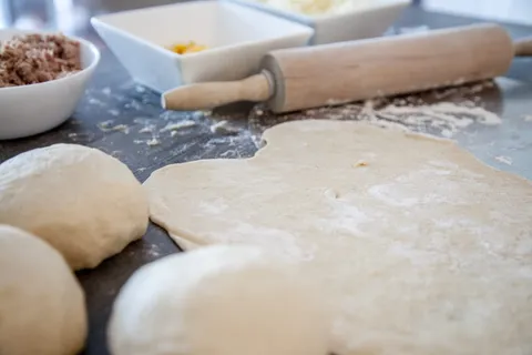 照片,滚动,别针,旁边,面团,桌子,披萨,披萨,披萨面团 照片,滚动,别针,旁边,面团,桌子,披萨,披萨,披萨面团