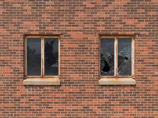 两扇碎玻璃建筑窗户