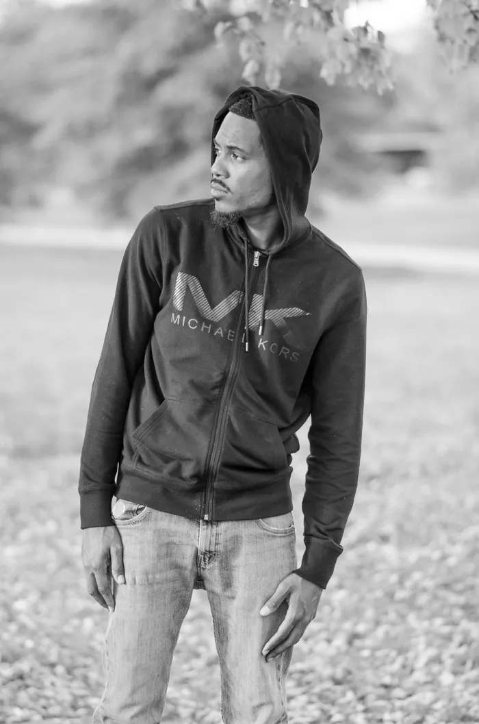 身穿Michael Kors拉链连帽衫的男子左侧的灰度照片