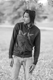 身穿Michael Kors拉链连帽衫的男子左侧的灰度照片