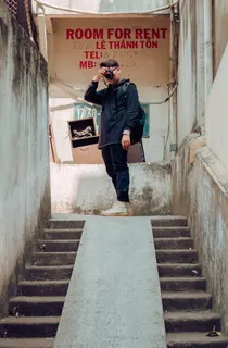 站在通道中间的男子 站在通道中间的男子