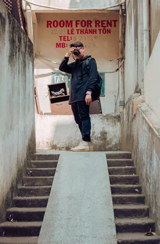 站在通道中间的男子