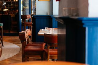 空桌子和椅子的照片