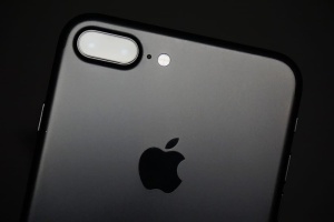 黑色背景上的iPhone mobile