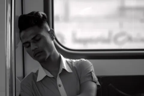 马来西亚，petaling jaya，ara damansara，睡眠，轻轨，地铁，坐，人