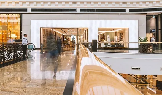 在购物中心搬家的人