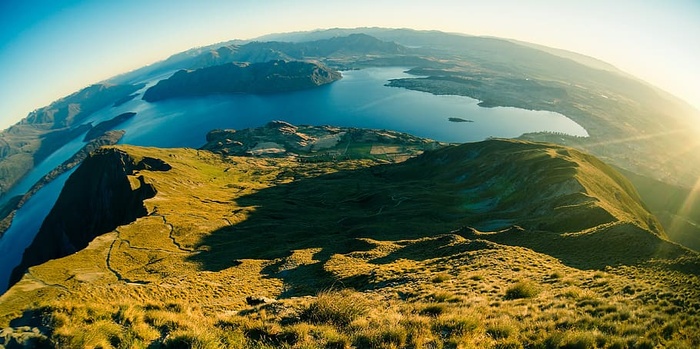 水体附近山脉的航空摄影