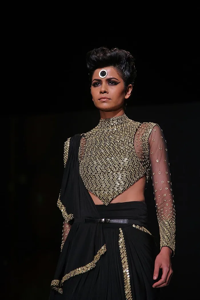 一个女人穿着裙子的照片