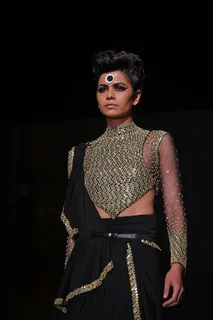 一个女人穿着裙子的照片