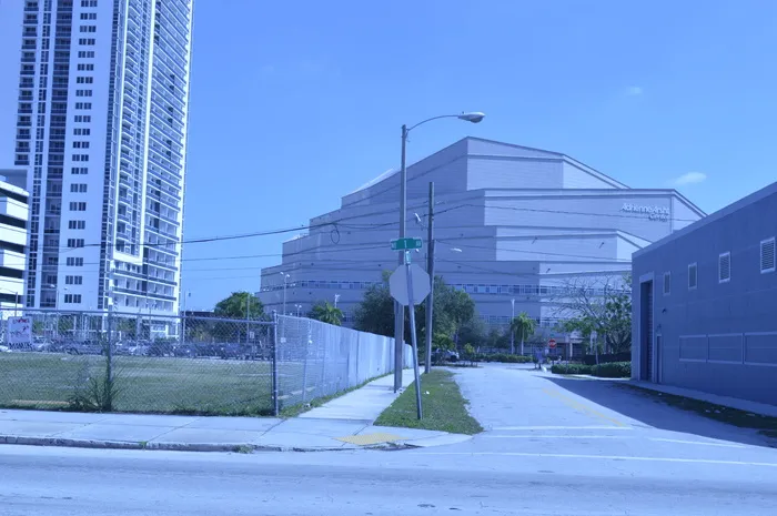 美国迈阿密戴德县阿德里安·阿什特表演艺术中心，建筑外观，建筑，建筑结构，城市，天空