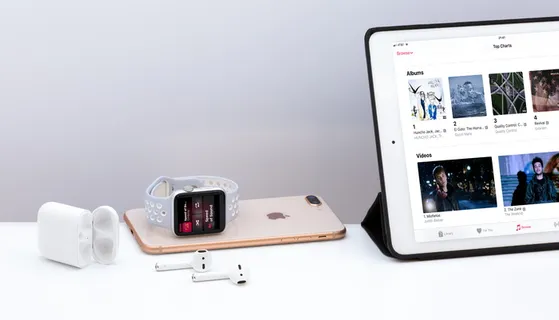 白色苹果AirPods附近的银色iPad 白色苹果AirPods附近的银色iPad