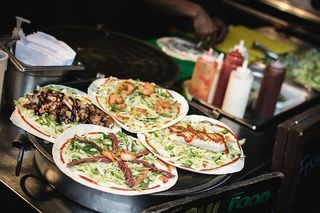 街头小吃裹着油炸肉