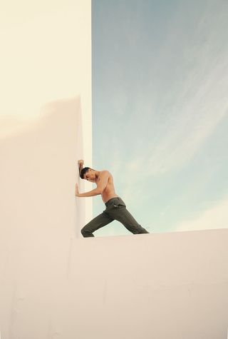 白人建筑上的男人