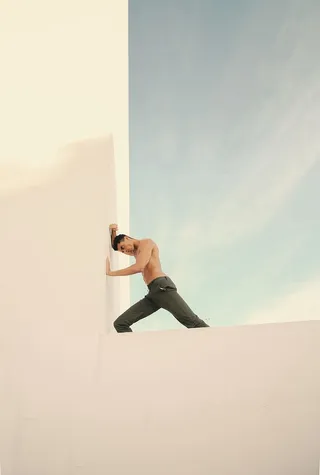 白人建筑上的男人