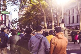 穿着橙色连帽衫的男子