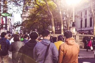 穿着橙色连帽衫的男子