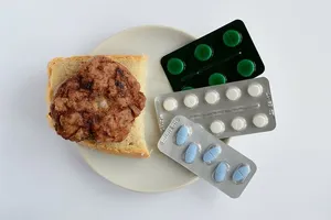 盘子，三明治，三个，药物泡罩包装，健康，药片，有害食品，治疗