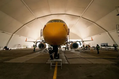 白色空客,人,黄色,飞机,飞机。旅行,旅行,航班,机场 白色空客,人,黄色,飞机,飞机。旅行,旅行,航班,机场