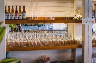 货架上的透明饮水杯收藏