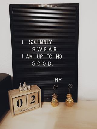 桌面上的黑色标志