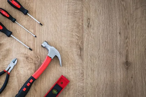 木质背景上的建筑工具。