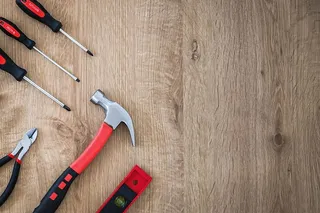 木质背景上的建筑工具。