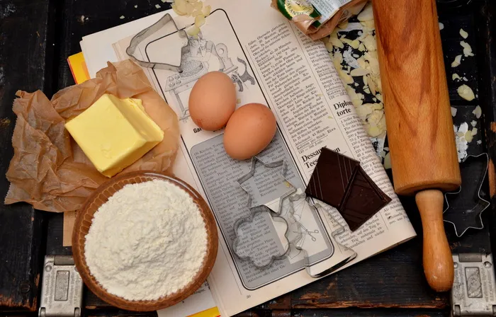 黄油、面粉、鸡蛋、蛋卷、别针、黑色、表面、饼干