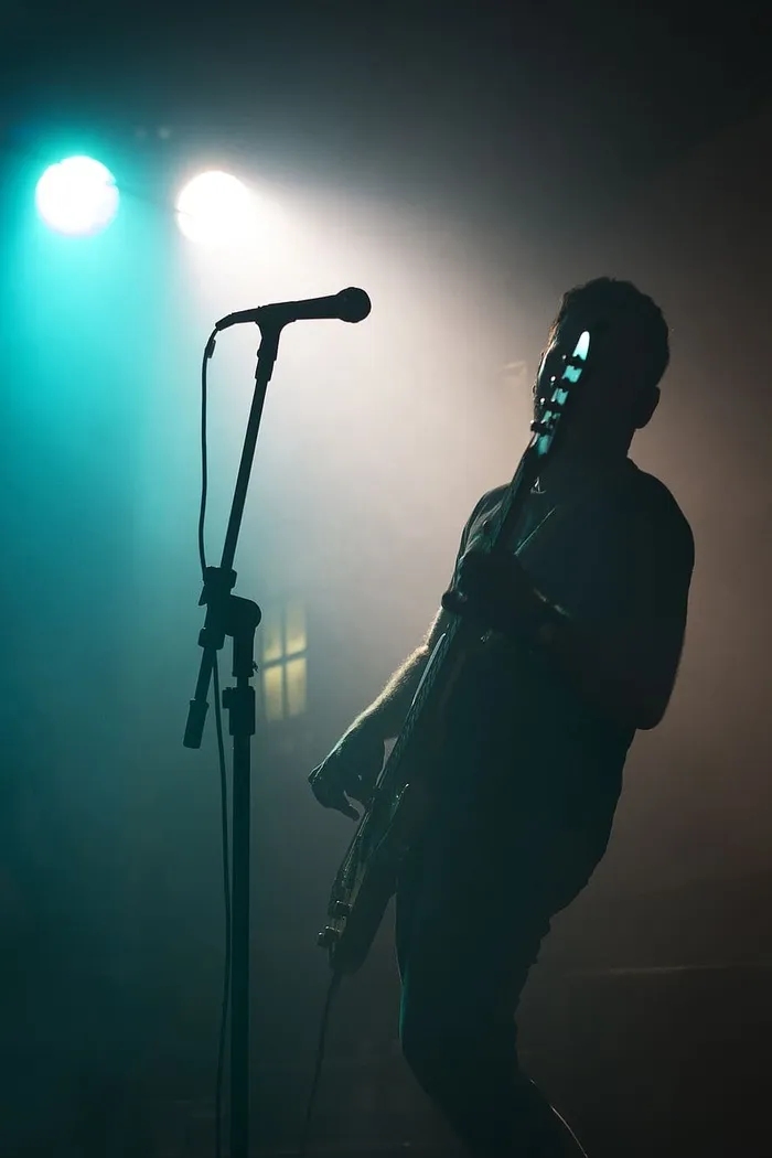 拿着电吉他的男人