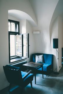 蓝色织物座椅，家具，椅子，房间，室内，客厅，室内设计，沙发