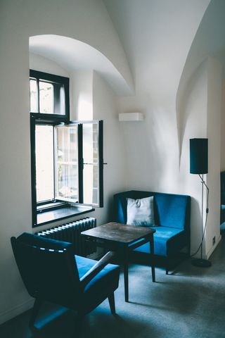 蓝色织物座椅，家具，椅子，房间，室内，客厅，室内设计，沙发