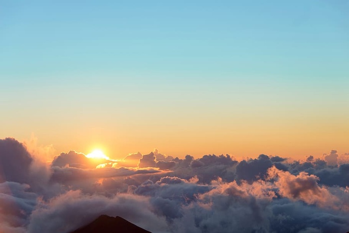 日落时天空和云彩的风景照