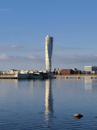 summer，malmö，turning torso，building，skåne，sweden，skandinavia，beach