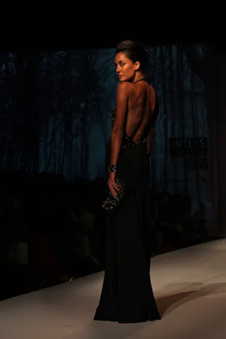 穿着黑色连衣裙的女人