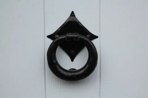 手表，把手，门，木头，马蹄铁，金属，绿色，黑色