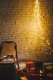 地板上的圣诞礼物