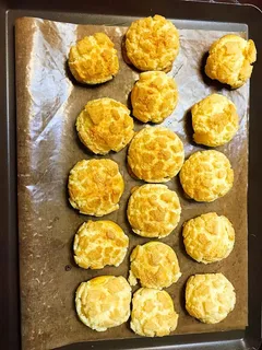 泡芙、甜点、手、黄油、食物和饮料、食物、无人、烘焙