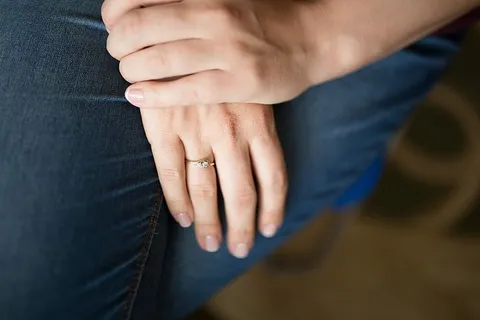 女人手上戴戒指的特写镜头 女人手上戴戒指的特写镜头