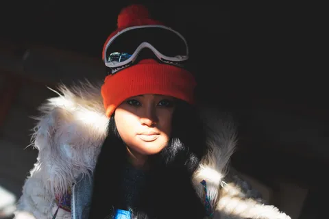 穿着白色毛皮连帽衫的女士 穿着白色毛皮连帽衫的女士