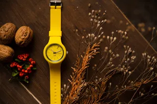 桌面上的黄色手表