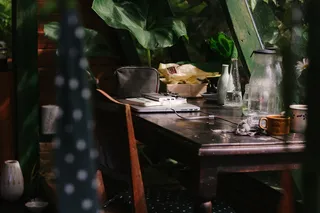 棕色木桌的三分法摄影