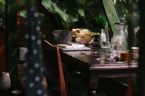 棕色木桌的三分法摄影 棕色木桌的三分法摄影