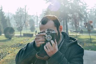 男人，拍照，拍照，白天，男人，穿着，黑色，外套