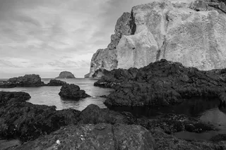 岩层的灰度照片