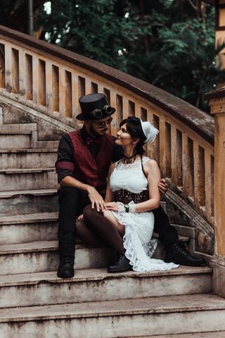 一男一女穿着蒸汽朋克的衣服